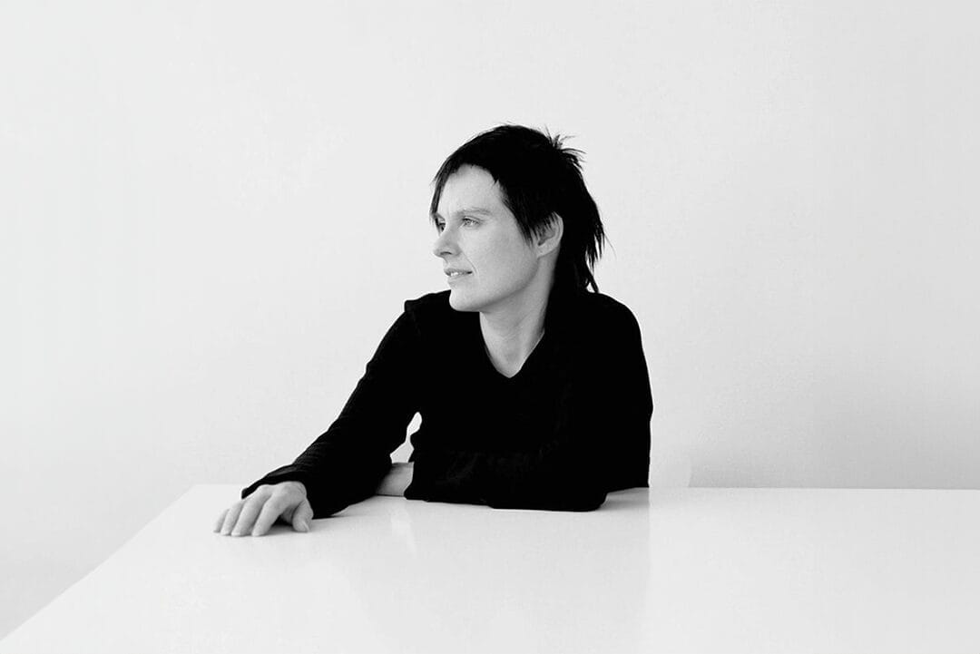 Susanne Bommer, Frau sitzt an Tisch