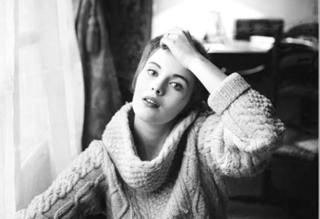 Jean Seberg trägt einen Cardigan