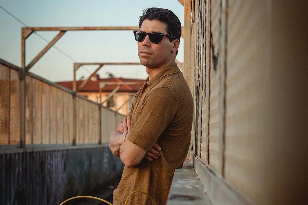 Mann steht mit Max Rohr Shirt von Maglificio GRP an einer Wand